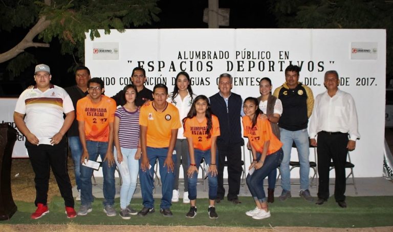 Reconocen con becas a deportistas de olimpiada estatal