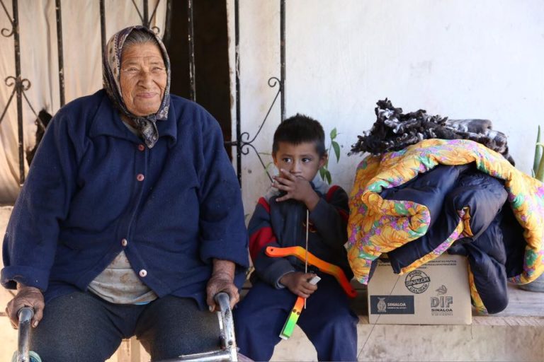 Inicia reparto de cobijas por frío en Sinaloa
