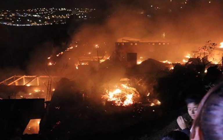 Incendios consumen 21 casas en Tijuana; desalojan a 500