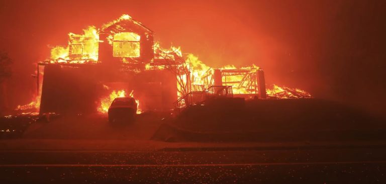 Un muerto y 27 mil evacuados por incendio al sur de California