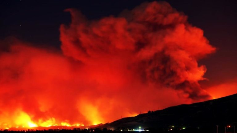 Incendios amenazan 15 mil viviendas en el sur de California