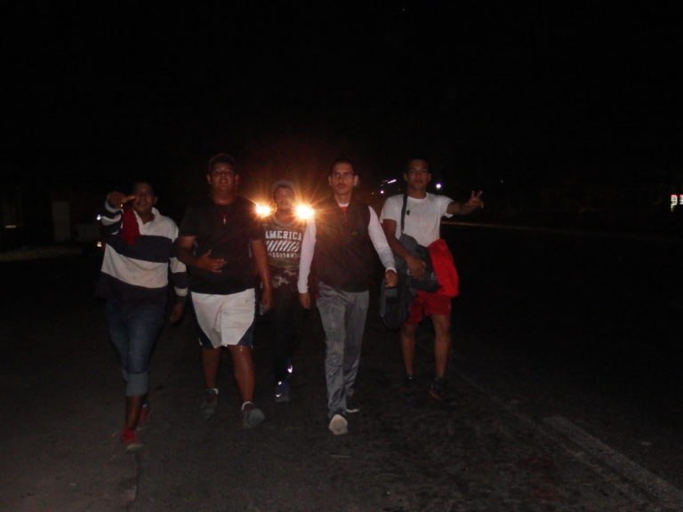 Caminan cinco horas desde Navolato para llegar a La Lomita