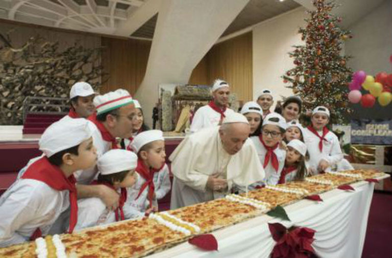 Papa Francisco celebra su cumpleaños con pizza