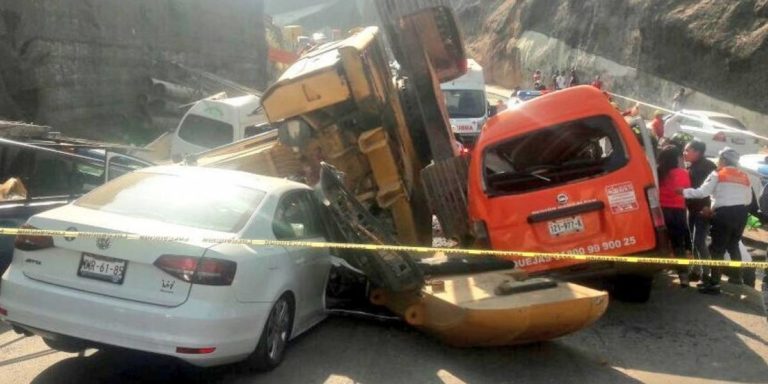 Cae maquinaria sobre varios autos en Edomex; mata a dos