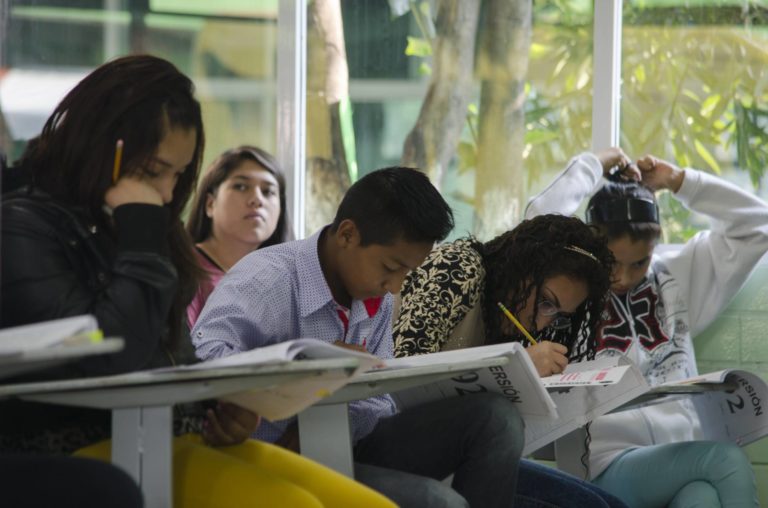Más de un millón de alumnos abandonan sus estudios cada año