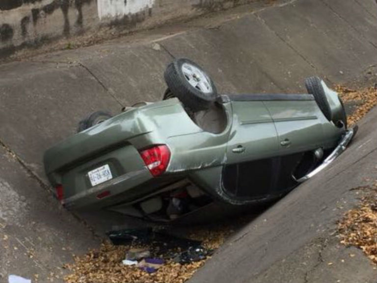 Pareja resulta lesionada al caer a canal en Las Quintas