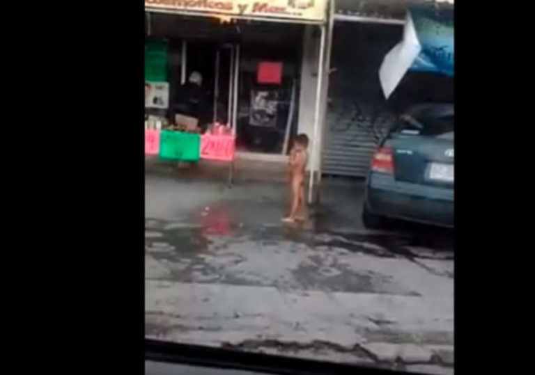 A 6 grados mujer baña a niño en calle de Nuevo León