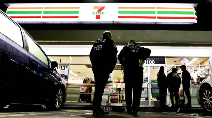 Lanza EU redada en cerca de 100 tiendas 7-Eleven en busca de inmigrantes