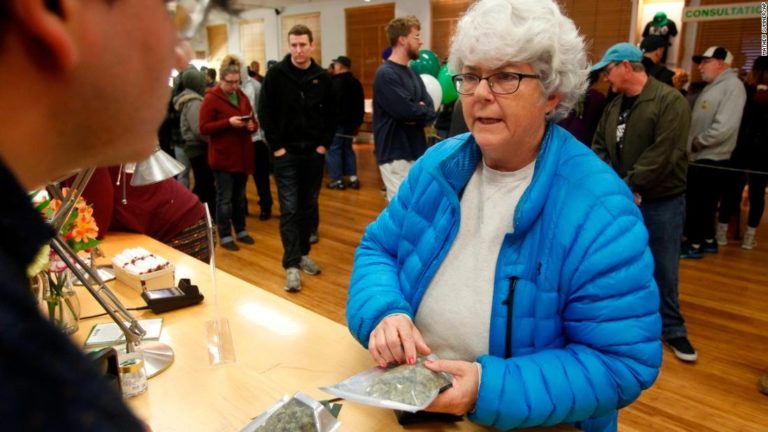 Largas filas en California para comprar mariguana recreativa