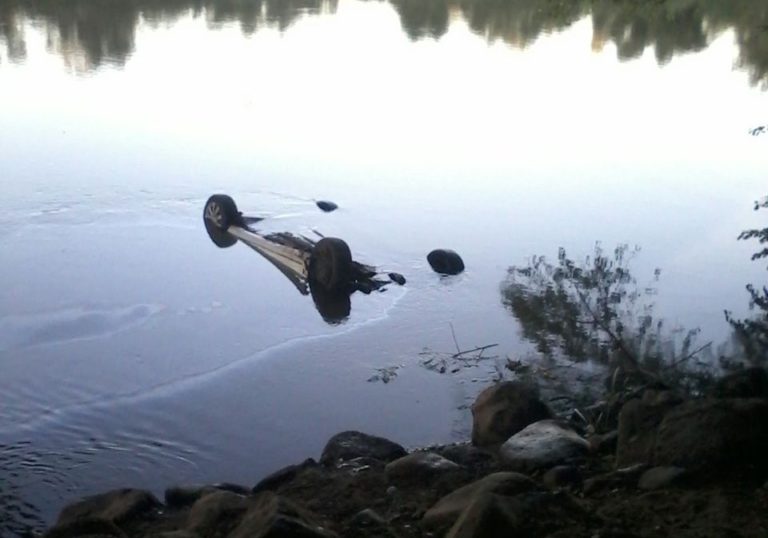 Joven ebrio se salva tras caer en auto al río Humaya