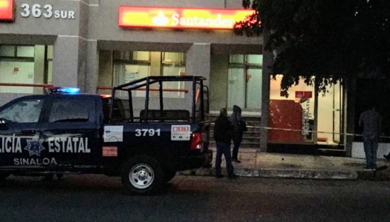 Con una grúa arrancan cajero automático a unos metros de Palacio de Gobierno