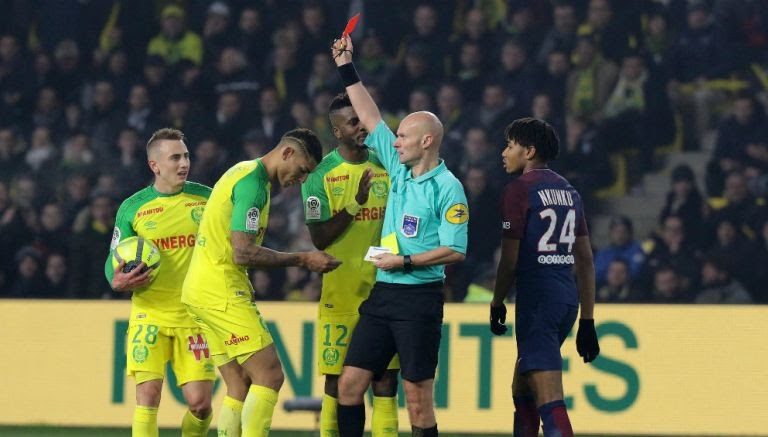 Árbitro patea y expulsa a jugador con el que se tropieza