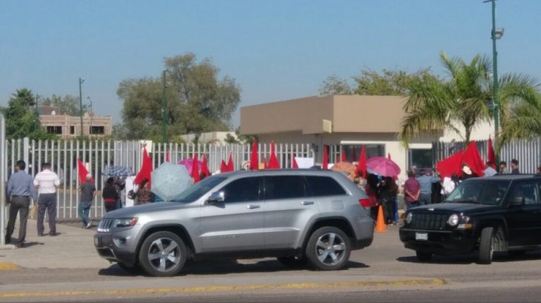 Antorchistas atoran a diputados en demanda de vivienda