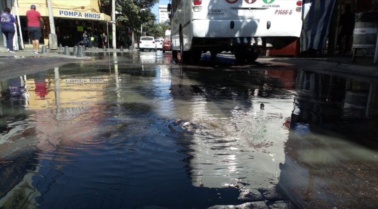 Se desbordan otra vez aguas negras en el Centro