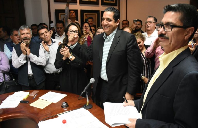 Diez de 13 alcaldes del PRI dejan el cargo; van por la reelección