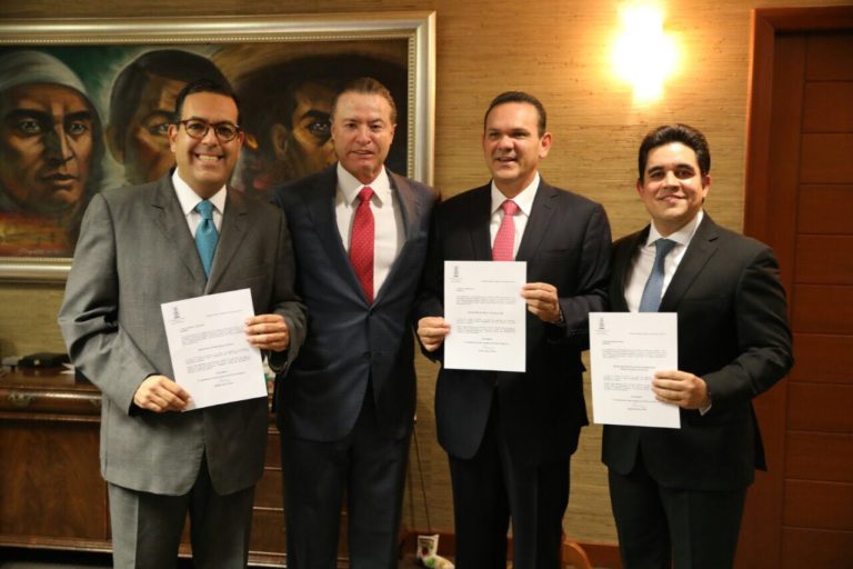 Toman protesta a nuevos funcionarios; Sergio Torres, secretario de Pesca y Acuacultura