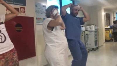 Médico baila al ritmo de ‘Despacito’: ayuda a sus pacientes embarazadas