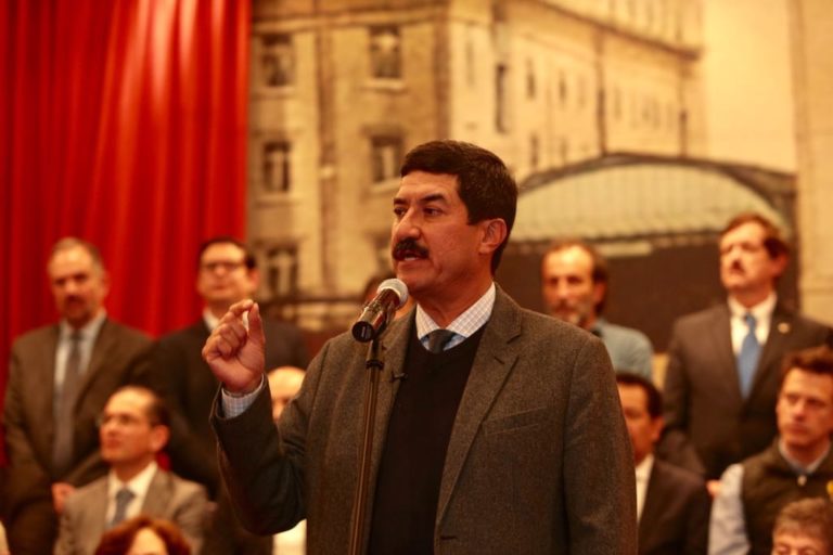 Corral acusa a Peña de negociar desvíos de recursos por presupuesto de Chihuahua