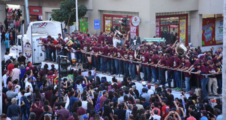 Desfilan Tomateros como héroes en Culiacán