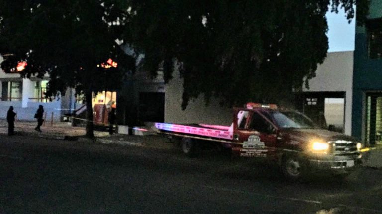 Chofer de la grúa que robó cajero asegura que fue golpeado para hacerlo