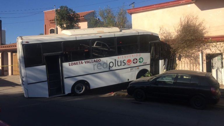 Urbano se impacta contra vivienda en Culiacán; reportan 17 heridos