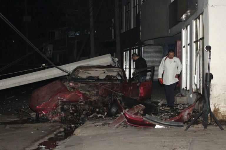Joven muere al impactarse contra poste de CFE