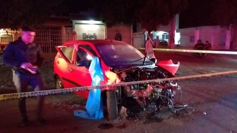 Joven muere tras impactar su auto contra una casa en Culiacán