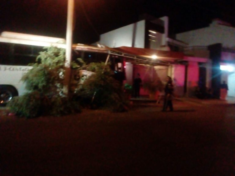 Tras pleito a bordo, autobús se impacta en una casa