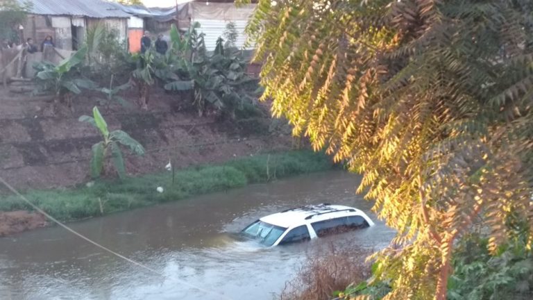 Cae camioneta a canal en Aguaruto