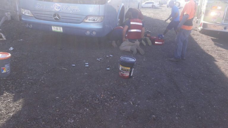 Mecánico se salva de morir aplastado por camión cuando lo arreglaba