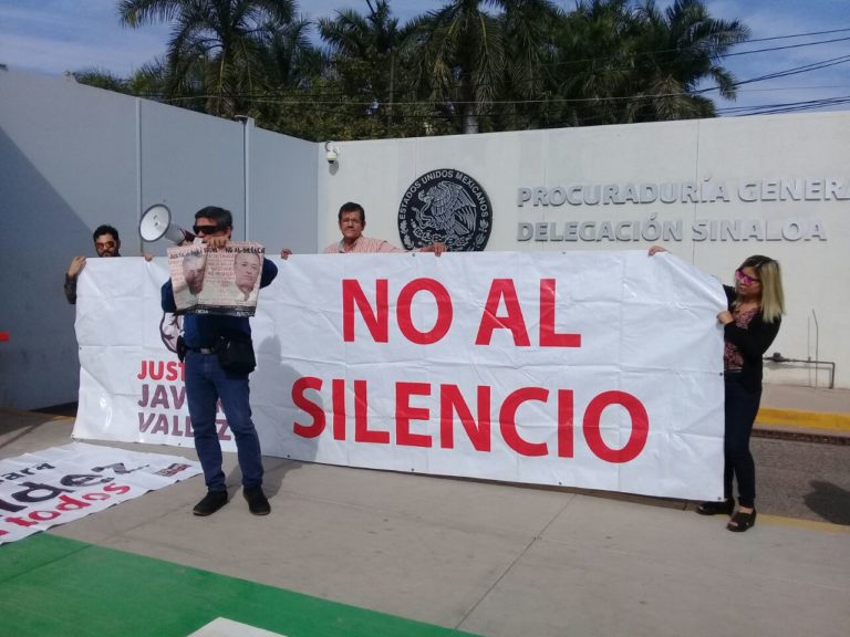 Del lugar del crimen a la PGR, caravana a 8 meses del crimen del periodista Javier Valdez