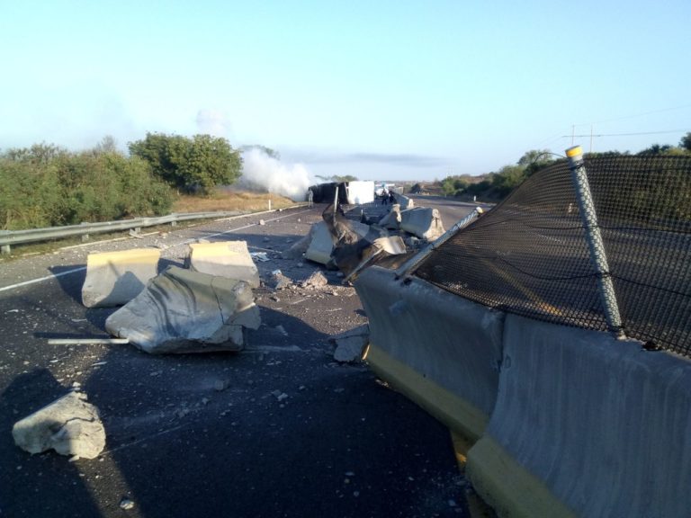 Tráiler se incendia en autopista Culiacán-Mazatlán