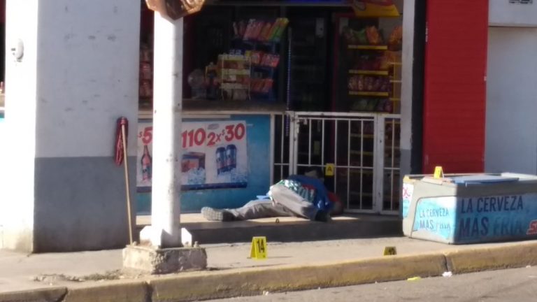 Hombres armados matan a joven con ‘cuerno de chivo’ en expendio de cerveza