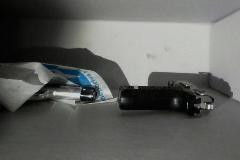 Arrestan a dos a bordo de autobús con armas cortas