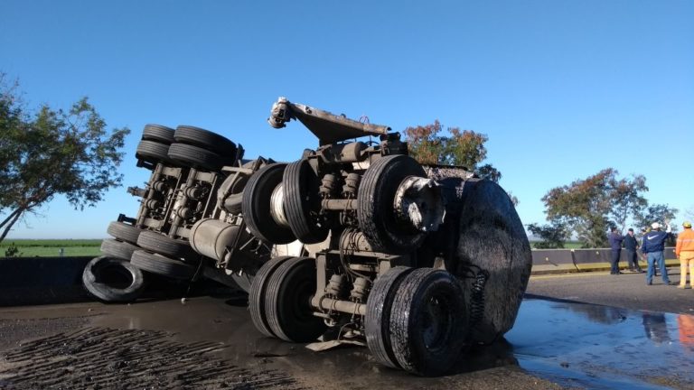 Autobús de pasajeros casi vuelca en Maxipista; pipa se salió de control