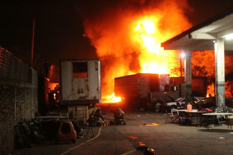Se queman cinco tráilers durante incendio de yarda en Bacurimí