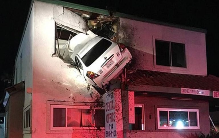 Insólito: perdió el control de su auto y terminó en el segundo piso de un edificio