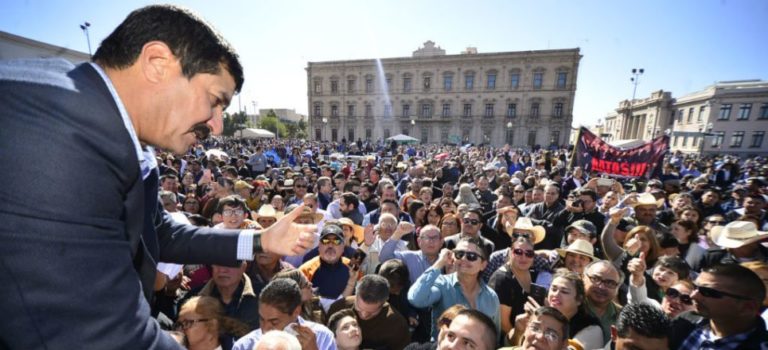 Prefiero deberle a los bancos que arrodillármele a Peña Nieto: Corral