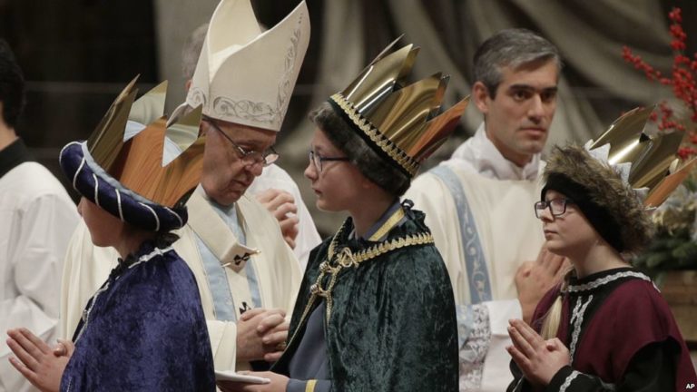 Papa insta a dejar atrás consumismo y charlas vacías en 2018