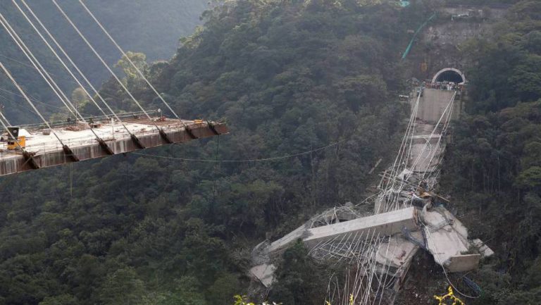 Puente se desploma en Colombia; hay nueve muertos