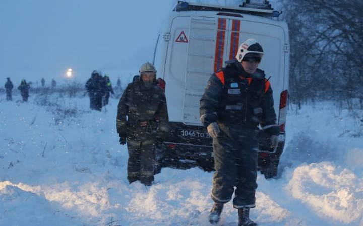 Avión ruso con 71 personas a bordo se estrella en las afueras de Moscú