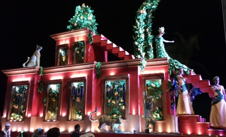 Disfruta Mazatlán su primer desfile circense de Carnaval