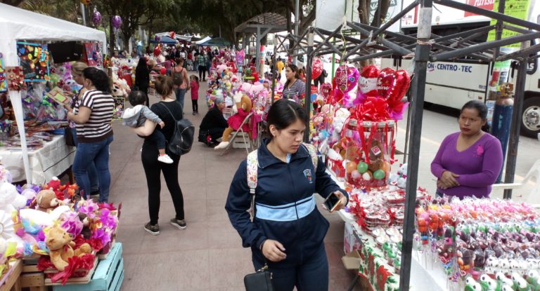 Hasta $7 mil 500 un oso en San Valentín; la plazuela, el corredor del amor