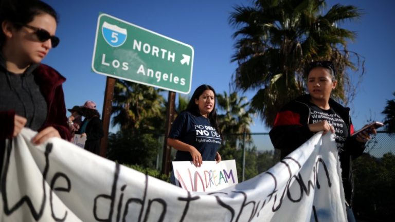 Suprema Corte mantiene vivo Daca al rechazar petición de Trump por cancelarlo