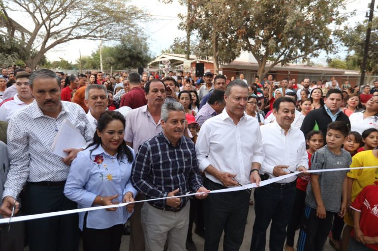 Entrega Quirino Ordaz 16 calles en Navolato