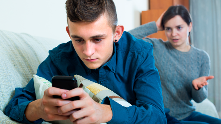 ¿Ignoras todo por estar en el celular? Padeces esta ‘adicción’