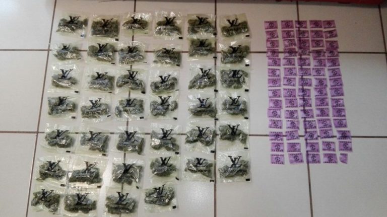 Aseguran 110 dosis de droga en la carretera Culiacán-Navolato