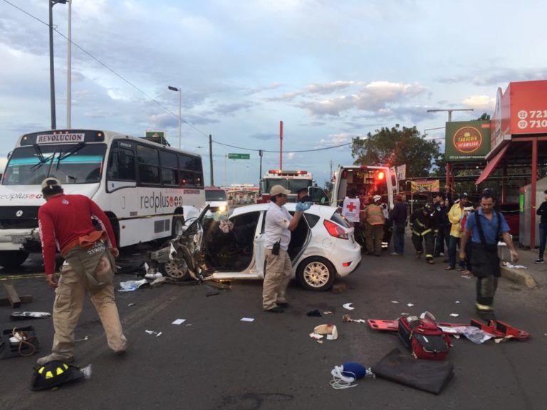 Un joven muerto y dos heridos tras chocar con Urbano en Culiacán