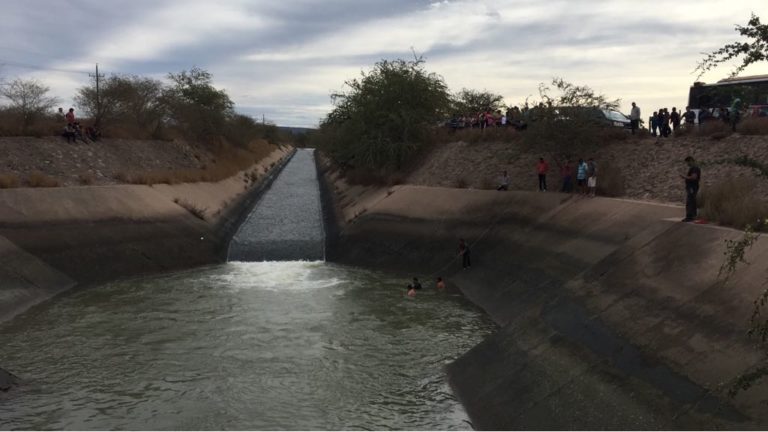 Hallan automóvil en canal, pero no al conductor