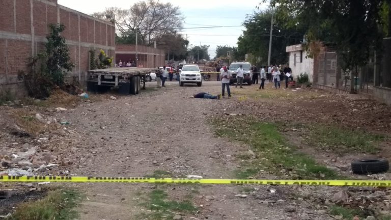 Lo matan en medio de la calle en Culiacán